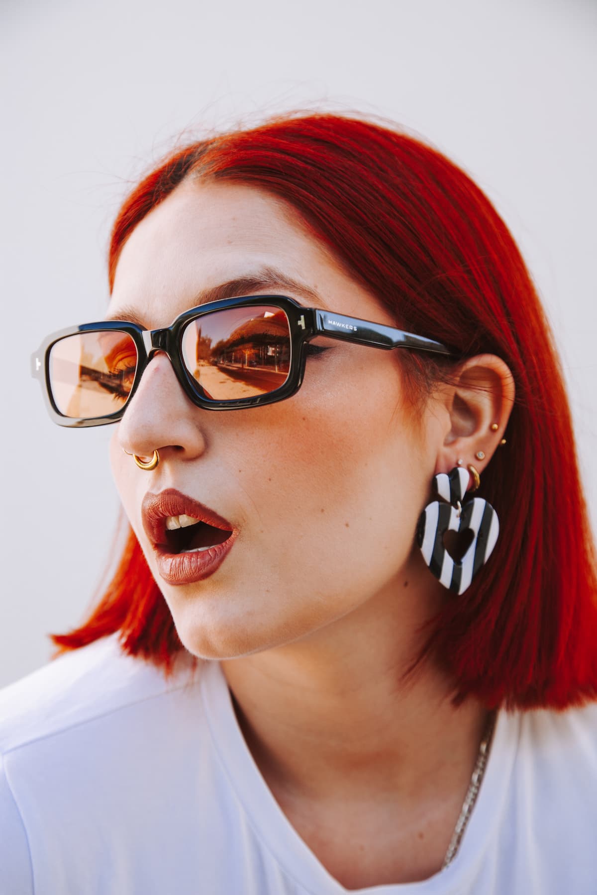 Mujer luciendo joyas artesanales Kolors